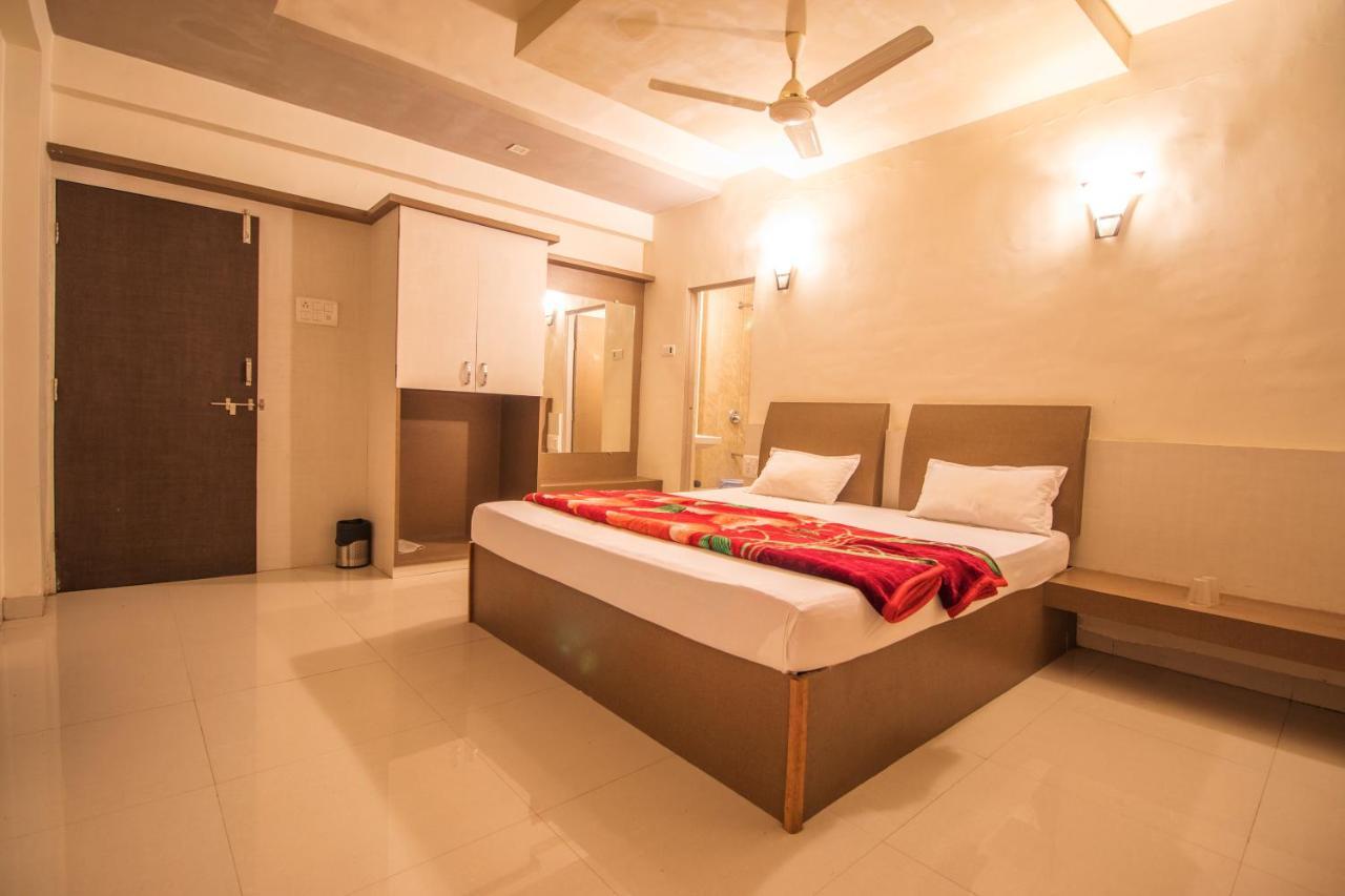Hotel Yogiraj Palace Shegaon Екстер'єр фото